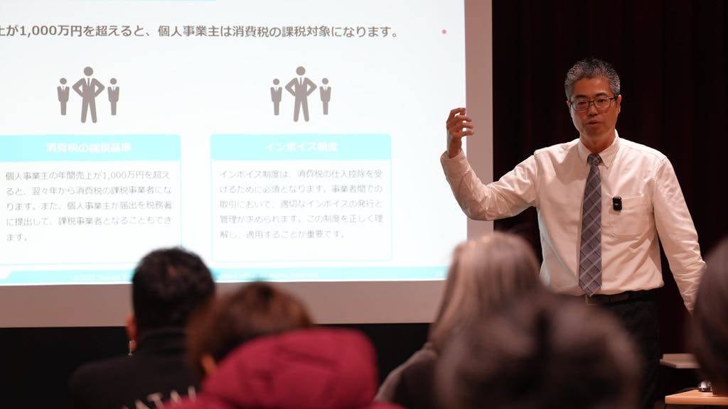 添田達也税理士 - オフィスでの様子、観葉植物に囲まれた明るい環境